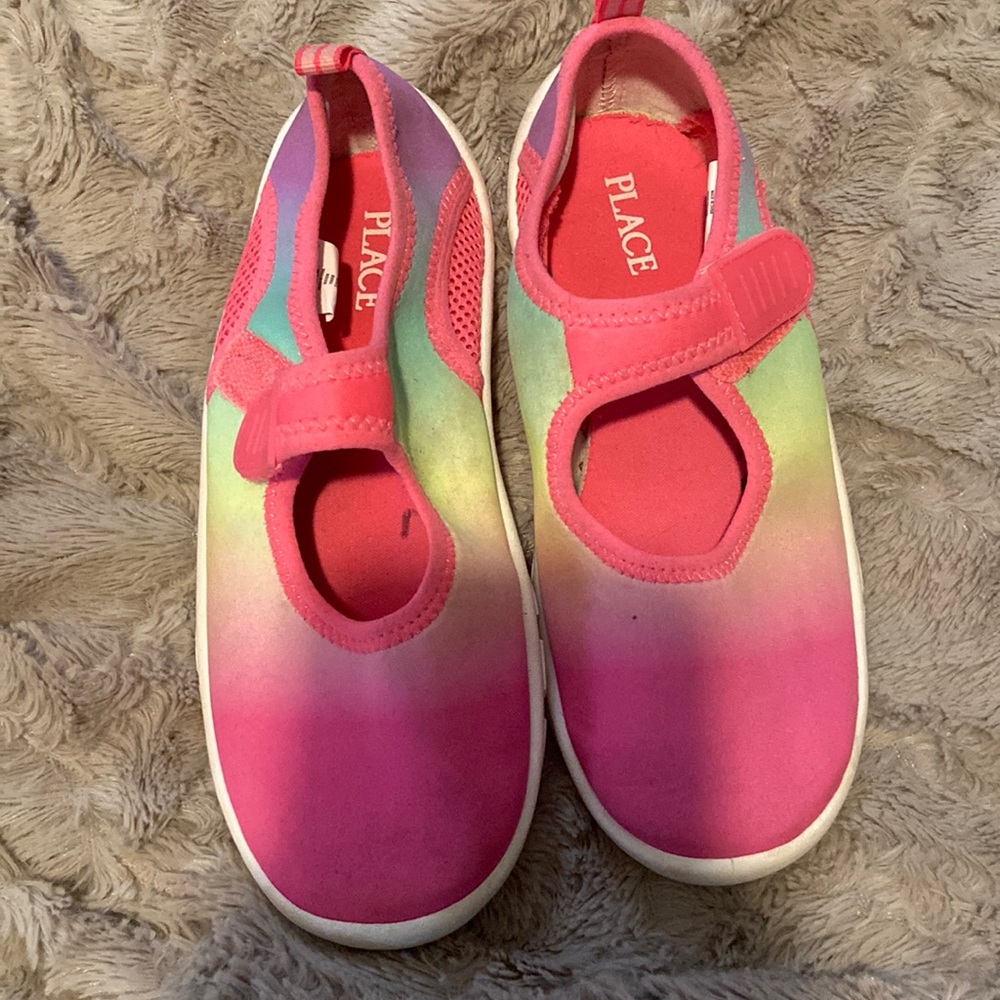 Size 2/3 water shoes Children’s place.